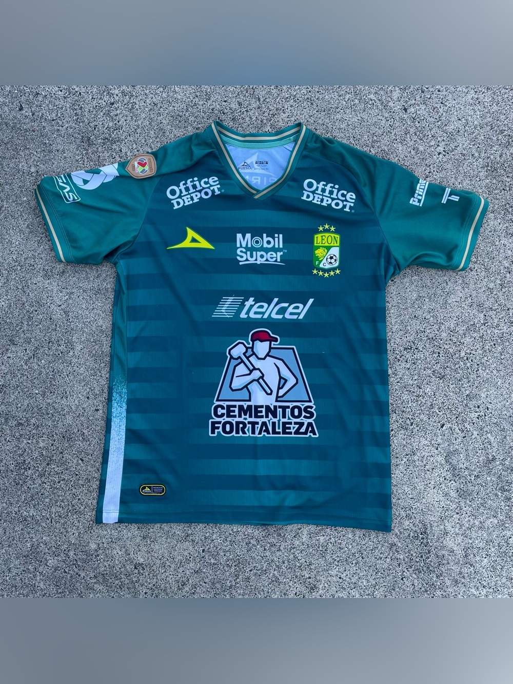 Pirma Leon FC Liga MX soccer jersey large (21x29)